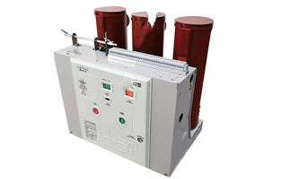 vs1戶內(nèi)真空斷路器具備滅弧電壓低、滅弧能力強(qiáng)、分?jǐn)嗨俣瓤臁㈤_斷容量大、使用期長、適應(yīng)頻繁操作等特性，在供電系統(tǒng)中逐漸替代了其他類型開關(guān)，獲得了普遍的運(yùn)用。但真空斷路器在開斷過程中會(huì)形成過電壓，若在運(yùn)作中錯(cuò)誤操作，也會(huì)導(dǎo)致斷路器發(fā)生爆炸等事故，給生產(chǎn)安全帶來重大影響。因而需根據(jù)過電壓的類型采取相應(yīng)的措施，以降低過電壓的形成和減少過電壓的數(shù)值，除真空斷路器生產(chǎn)制造工藝層面的問題外，能夠加裝保護(hù)器以更改負(fù)荷參數(shù)，進(jìn)而達(dá)到目地。